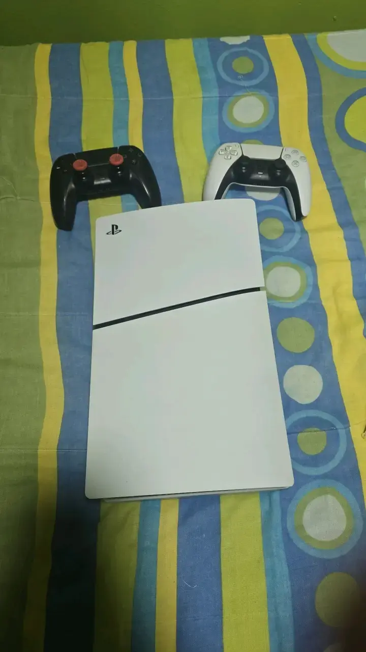 Consola PlayStation con dos controles - 1
