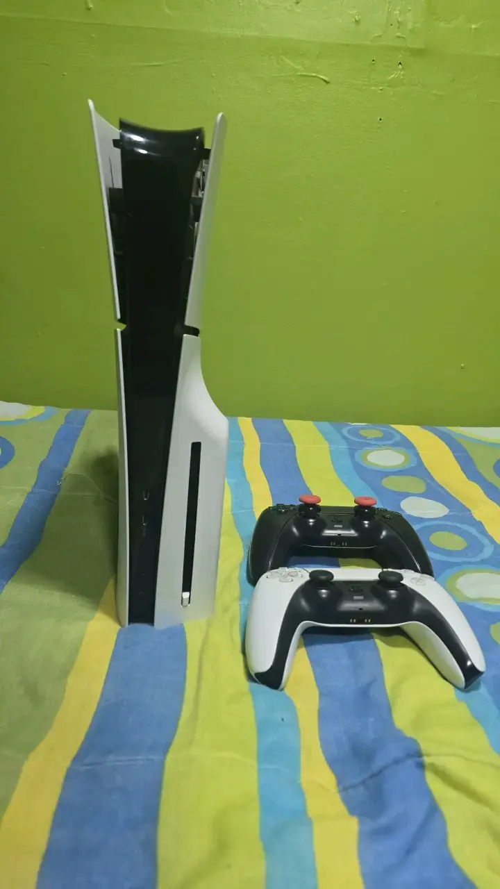 Consola PlayStation con dos controles - 2