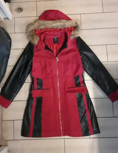 Abrigo rojo con capucha de piel sintética - miniatura 2