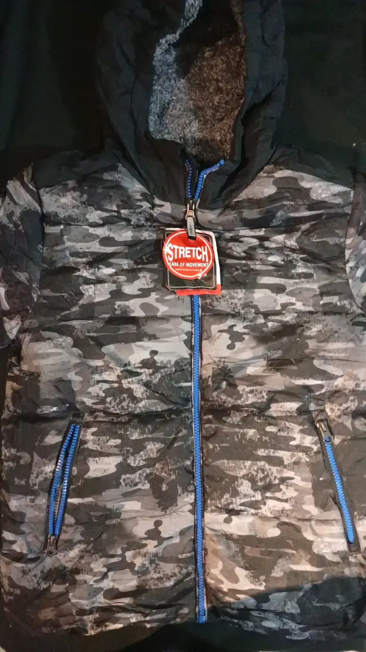 Chaqueta camuflada con capucha y cierre azul - 1