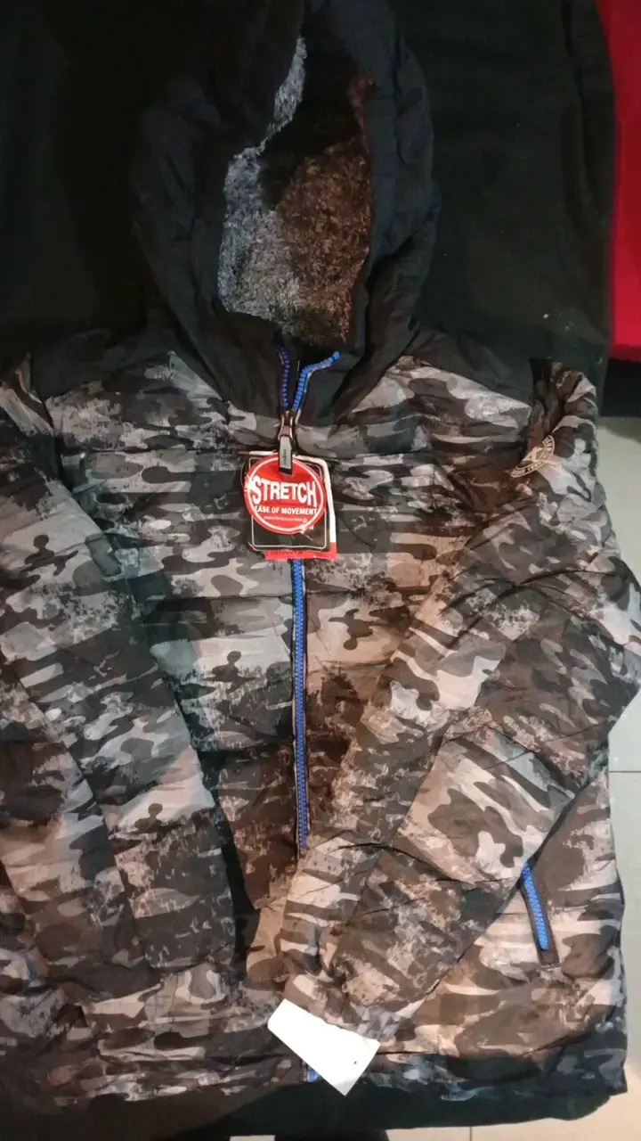 Chaqueta camuflada con capucha y cierre azul - 2