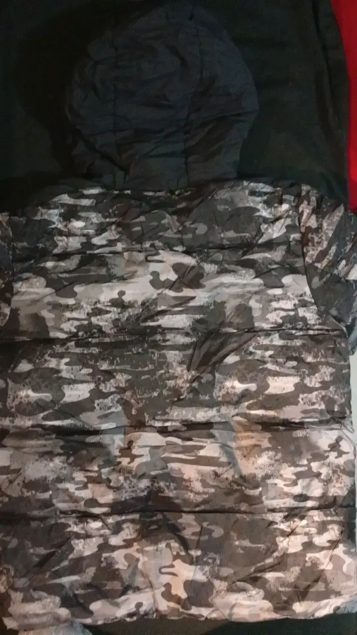 Chaqueta camuflada con capucha y cierre azul - 3