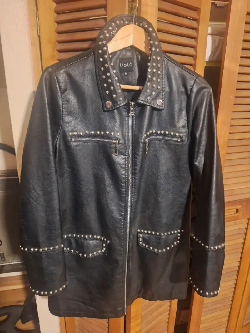 Chaqueta de ecocuero negra con tachas Liola - 1