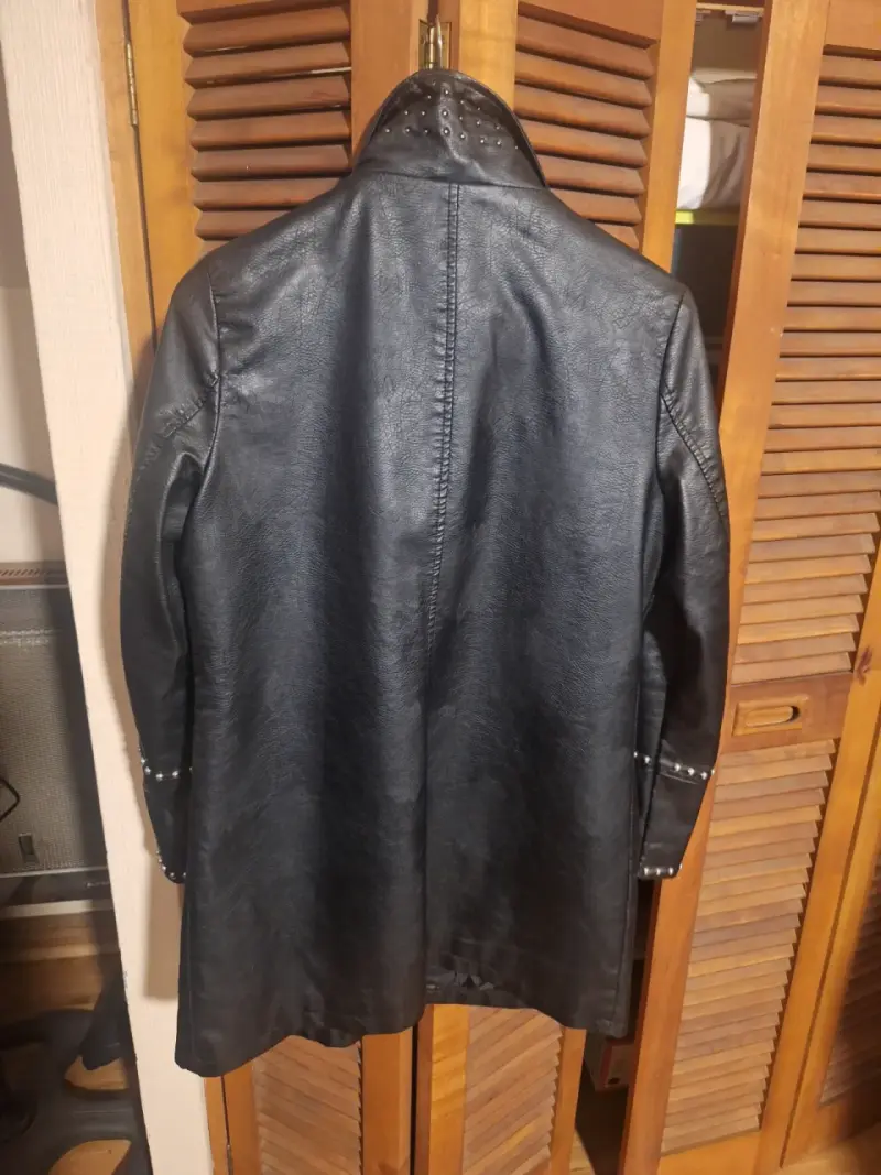 Chaqueta de ecocuero negra con tachas Liola - 2