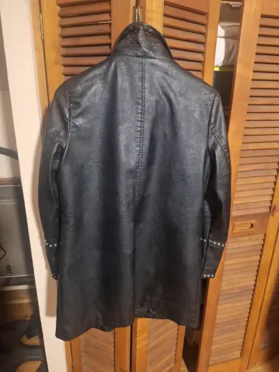 Chaqueta de ecocuero negra con tachas Liola - miniatura 2