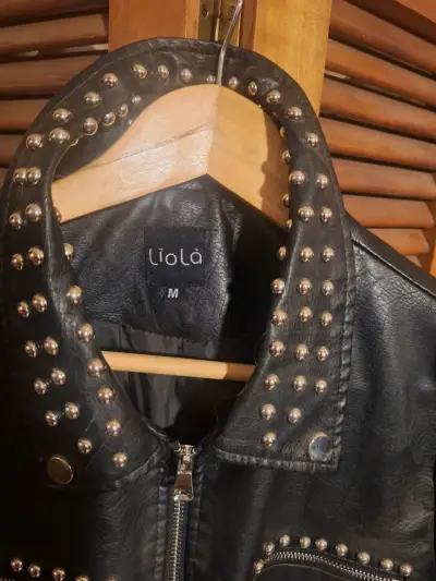 Chaqueta de ecocuero negra con tachas Liola - miniatura 3