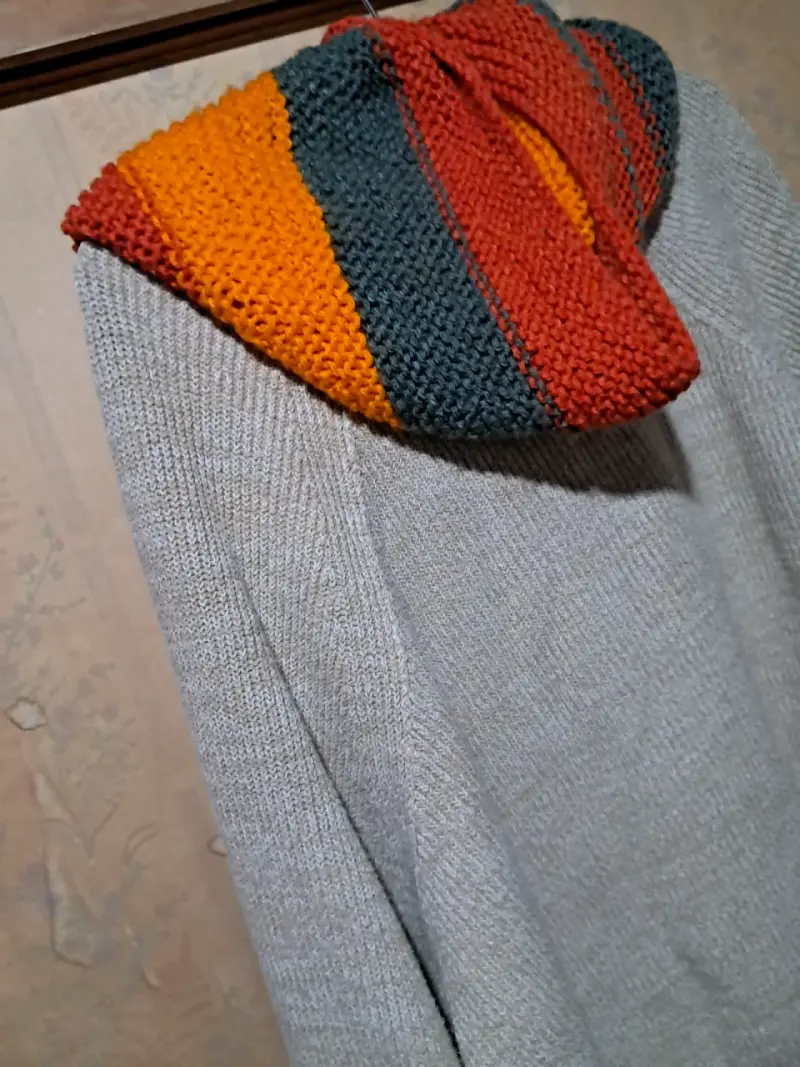 Suéter gris con capucha colorida - 1