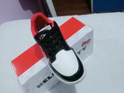 Zapatillas Hello Kitty , ropita - miniatura 1