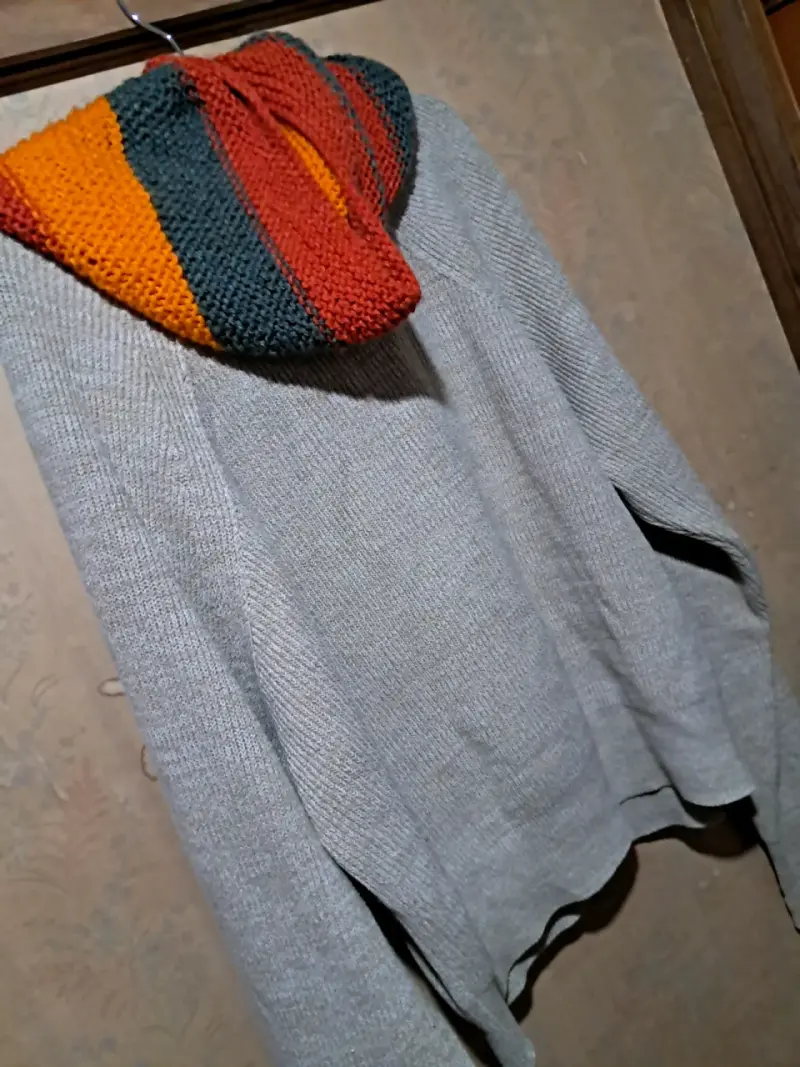 Suéter gris con capucha colorida - 3
