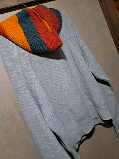 Suéter gris con capucha colorida - miniatura 3