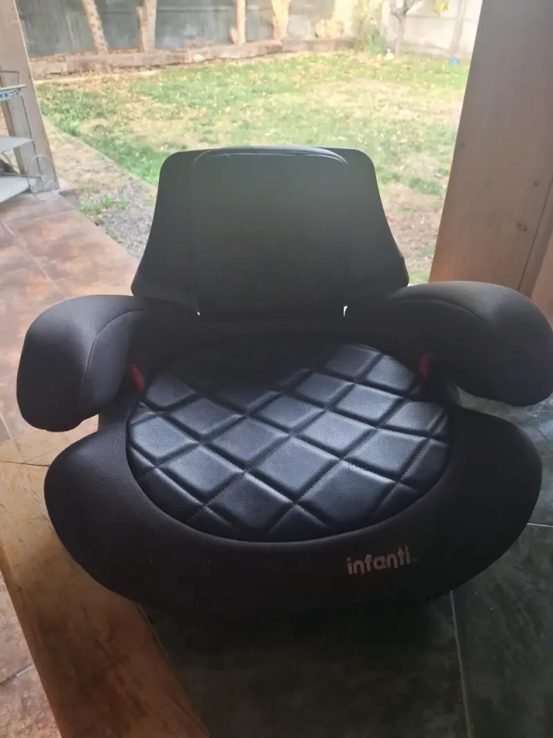 Asiento elevador para auto Infanti negro.