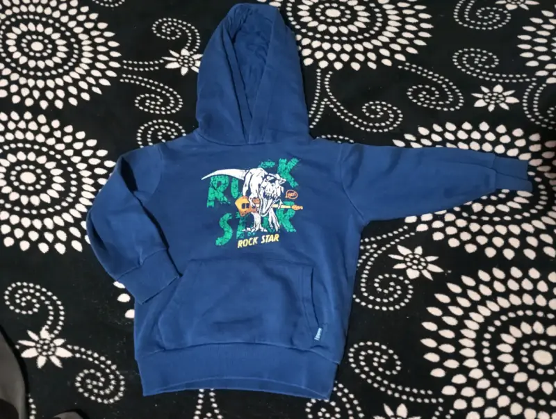 Polerón azul infantil con diseño de dinosaurio