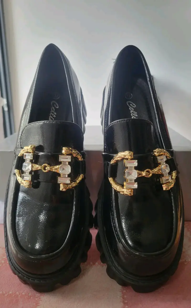 Mocasines negros con detalle dorado elegantes - 1