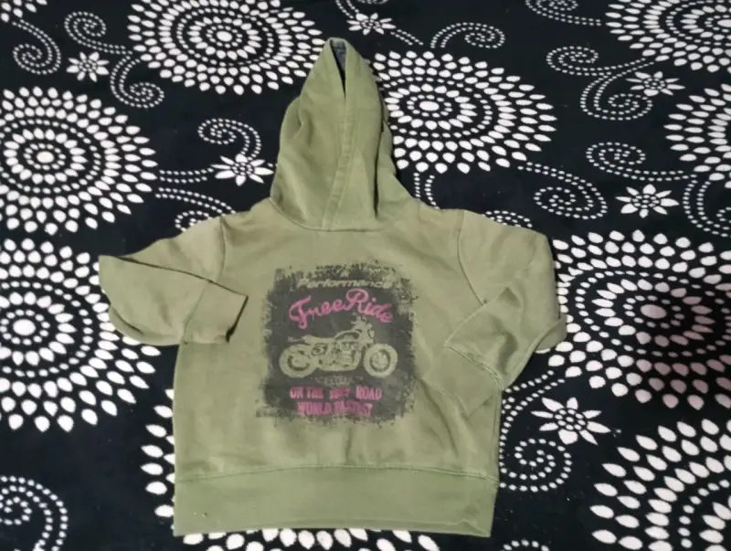 Polerón con capucha verde para niño