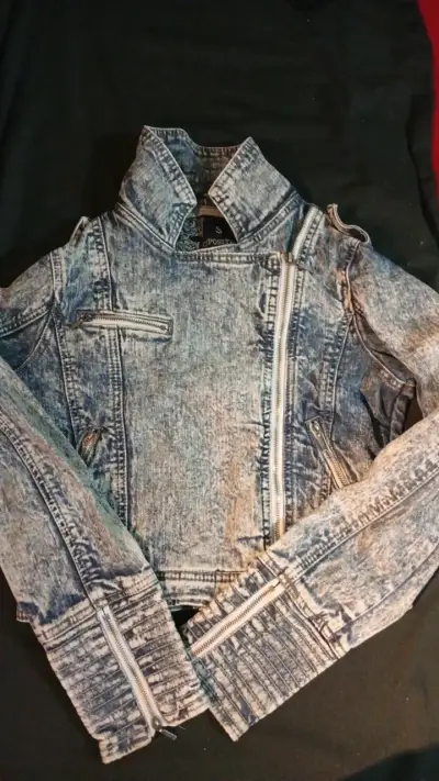Chaqueta de mezclilla estilo biker para mujer - miniatura 2