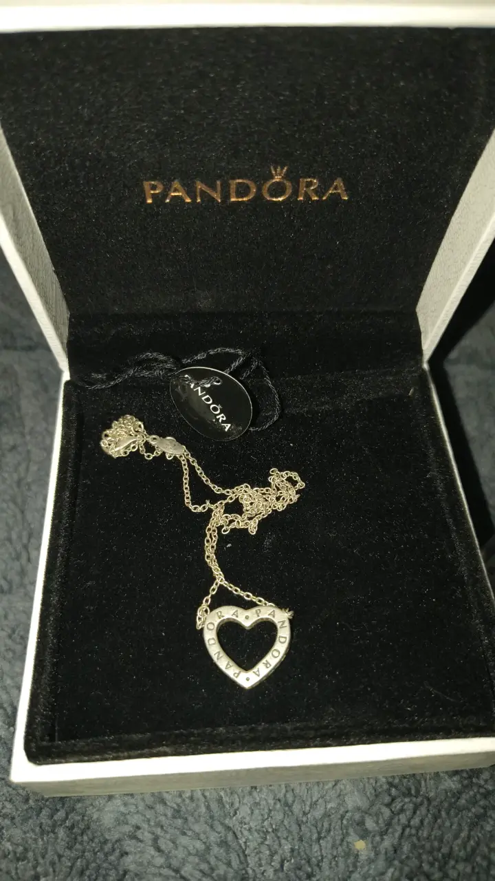 Collar Pandora de plata con dije de corazón - 1