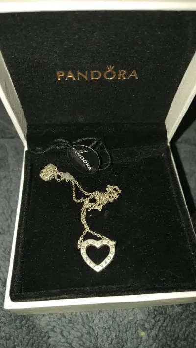 Collar Pandora de plata con dije de corazón - miniatura 1