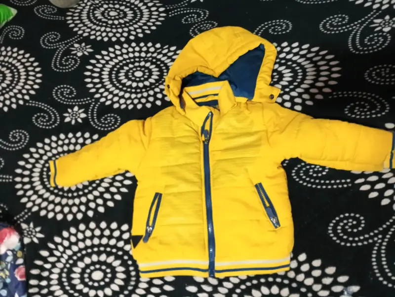Chaqueta amarilla para niño con capucha - 1
