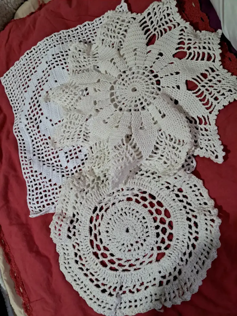 Set de tapetes tejidos a crochet blancos - 1