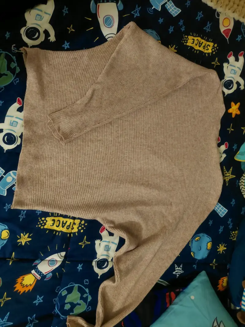 Suéter de punto beige para mujer stand - 1