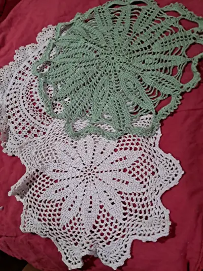 Set de tapetes tejidos a crochet en colores pastel - miniatura 1