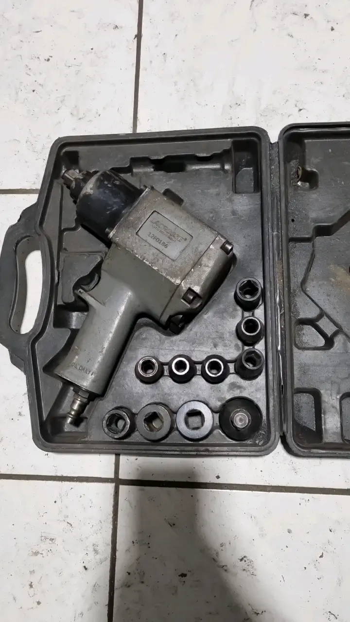 Llave de impacto neumática con set de dados