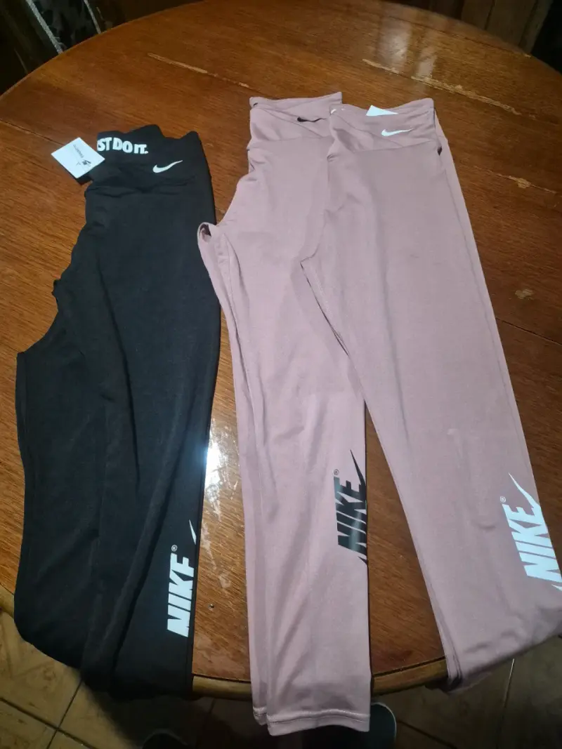 Leggings deportivos Nike para mujer en negro y rosa
