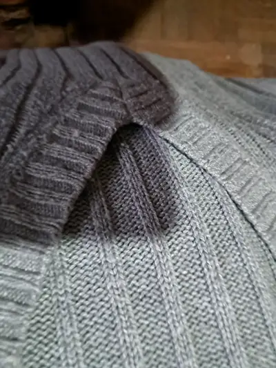 Suéter de lana gris para invierno - miniatura 3