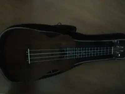 Ukulele acústico con funda - miniatura 1
