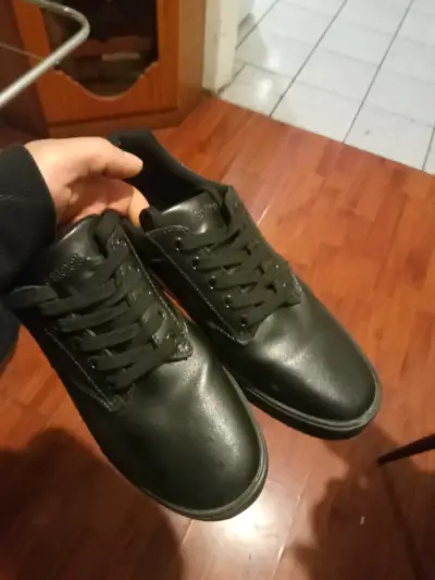 Zapatillas negras de cuero para hombre - miniatura 2