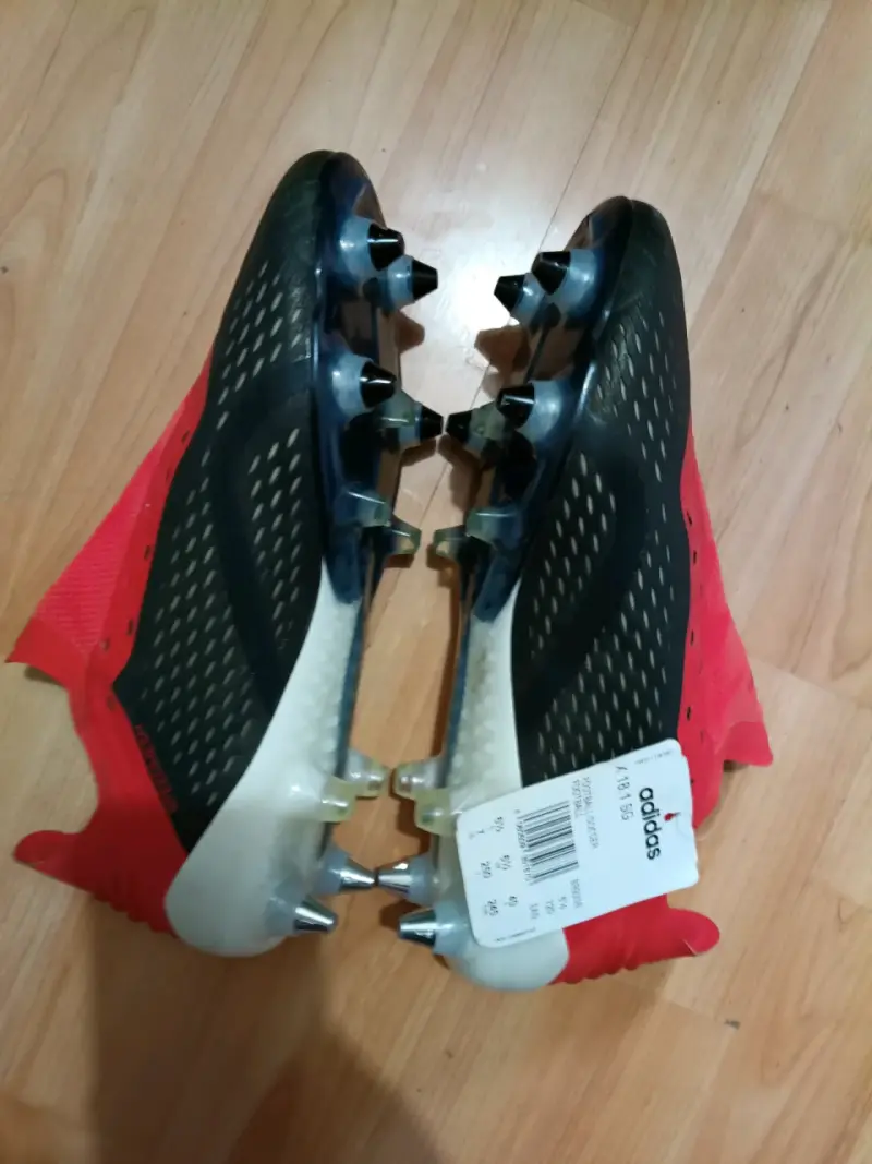 Botines de fútbol Adidas rojos con toperoles - 1