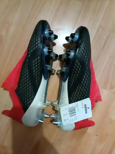 Botines de fútbol Adidas rojos con toperoles - miniatura 1