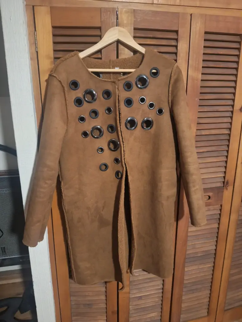 Abrigo de mujer marrón con apliques metálicos - 1