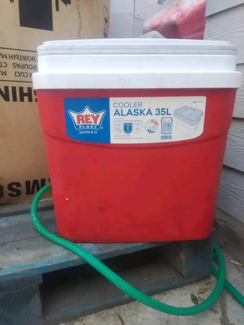 Cooler térmico Rey Plast Alaska 35L rojo
