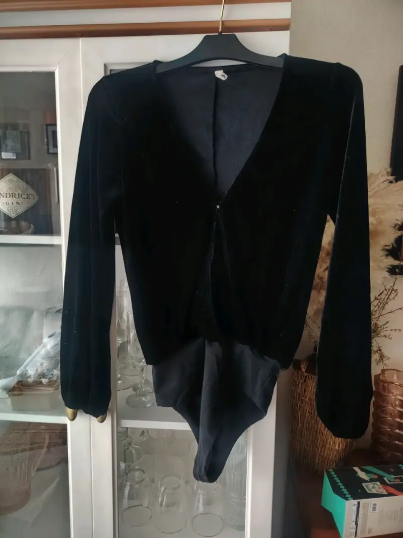 Body de terciopelo negro con mangas largas