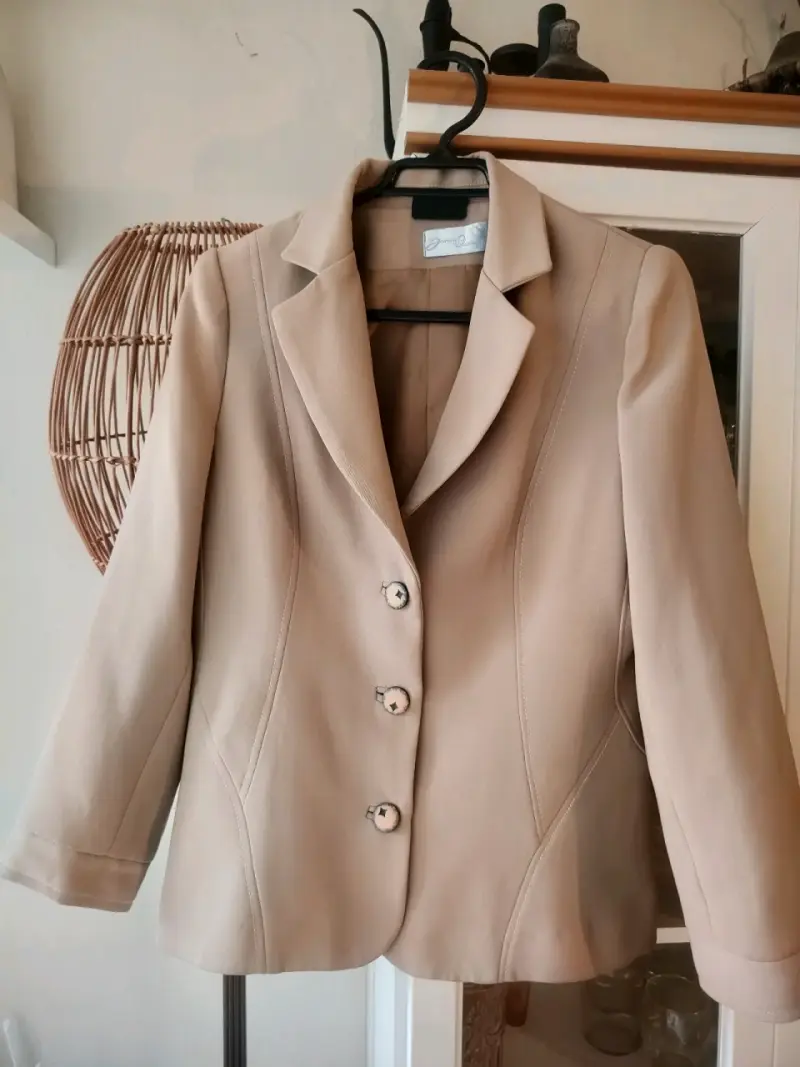 Elegante blazer beige para mujer - 1