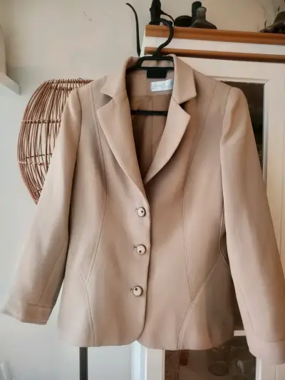 Elegante blazer beige para mujer - miniatura 1