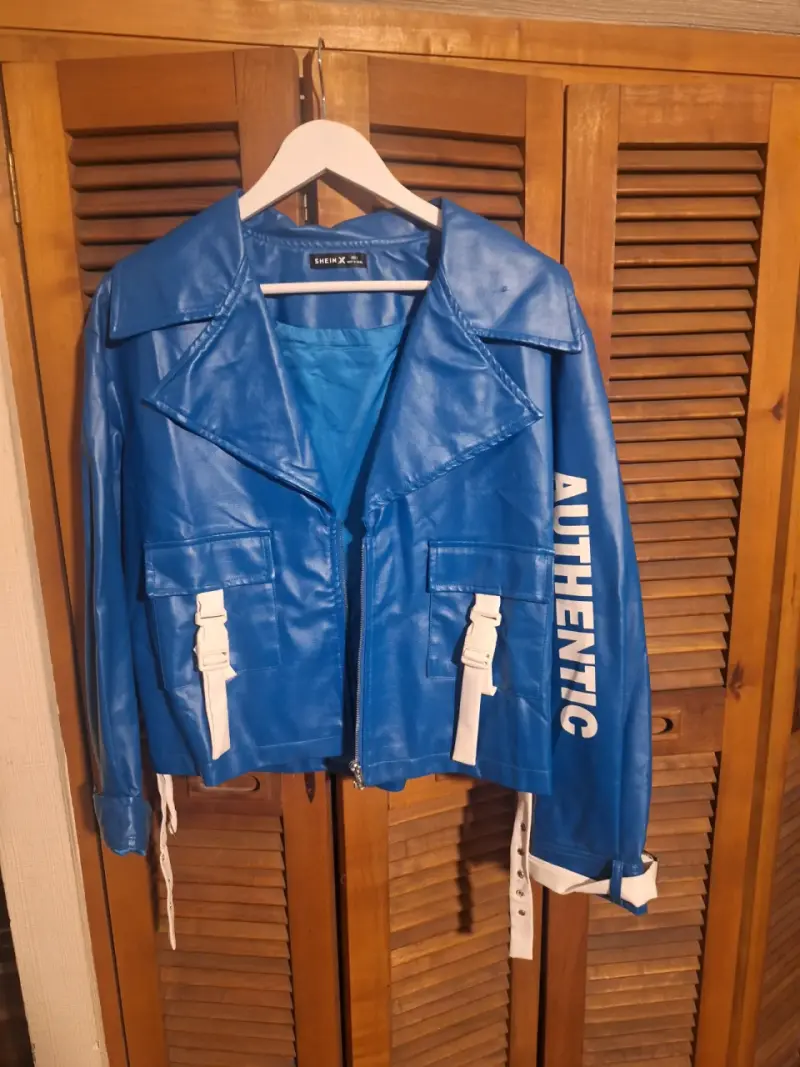 Chaqueta de cuero sintético azul con diseño moderno - 1