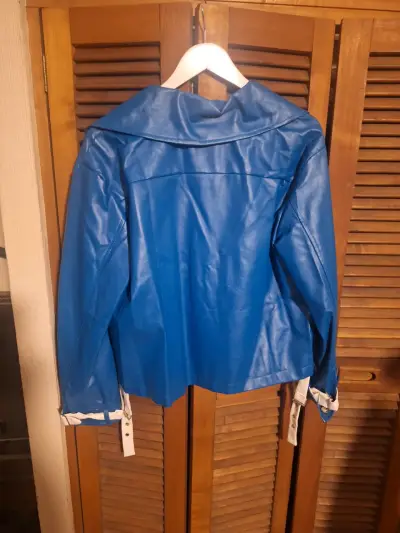 Chaqueta de cuero sintético azul con diseño moderno - miniatura 2