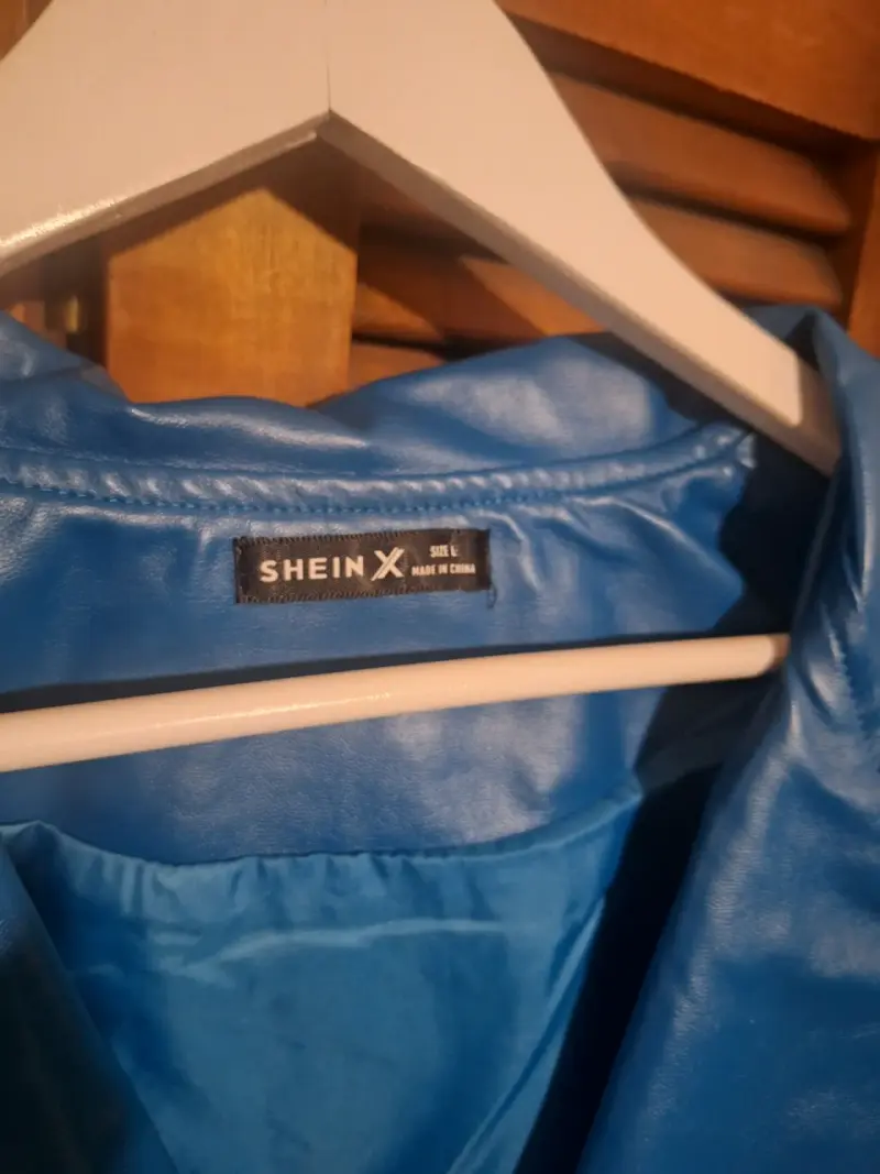 Chaqueta de cuero sintético azul con diseño moderno - 3