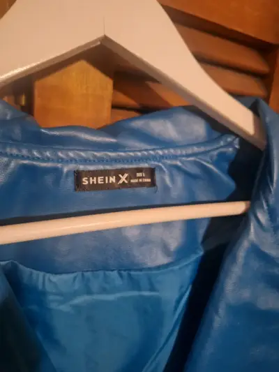 Chaqueta de cuero sintético azul con diseño moderno - miniatura 3