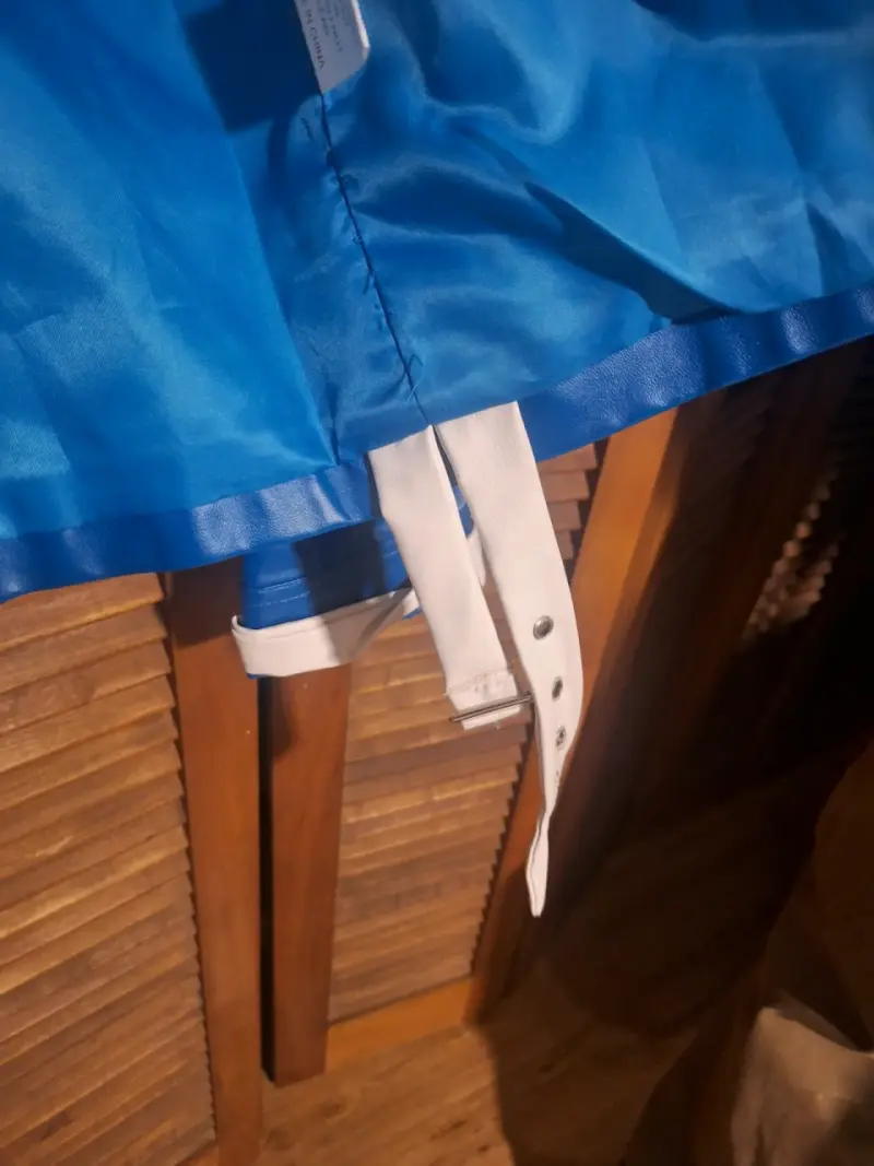 Chaqueta de cuero sintético azul con diseño moderno - 4