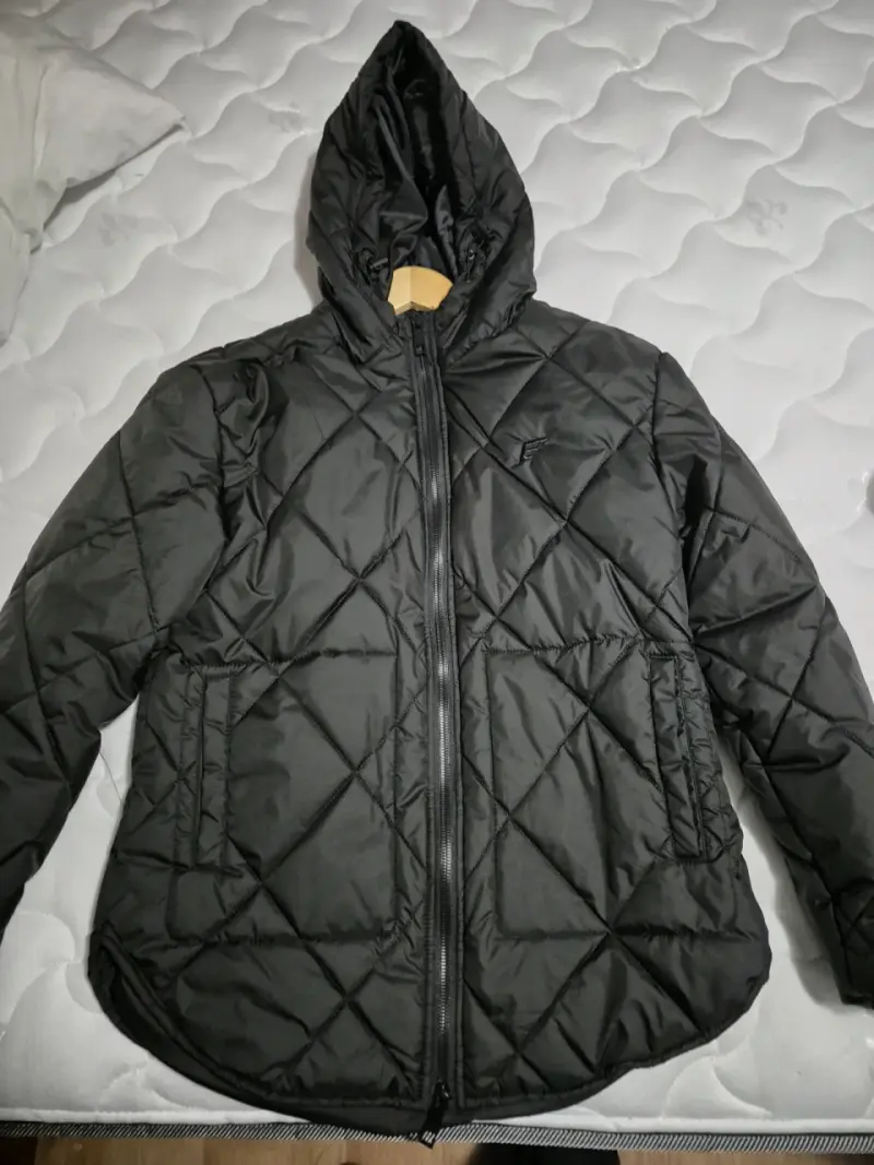 Chaqueta acolchada negra con capucha - 1