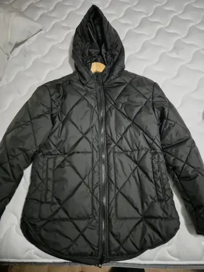Chaqueta acolchada negra con capucha - miniatura 1