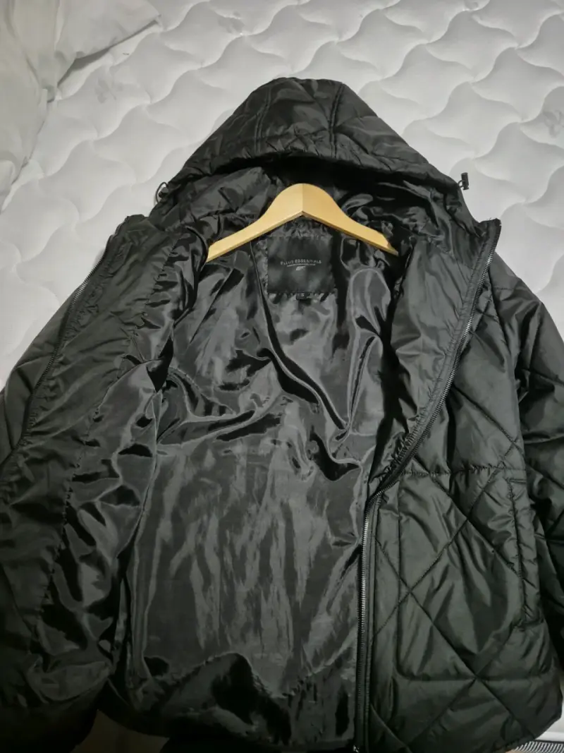 Chaqueta acolchada negra con capucha - 4