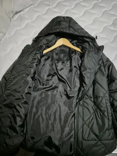 Chaqueta acolchada negra con capucha - miniatura 4
