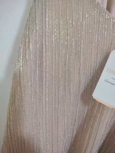 Vestido dorado plisado Forever 21 - miniatura 5
