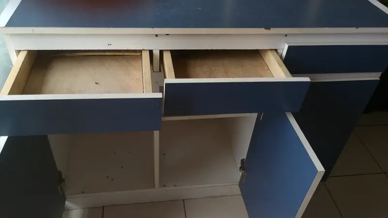 Mueble de cocina con cajones y puertas azul - 1