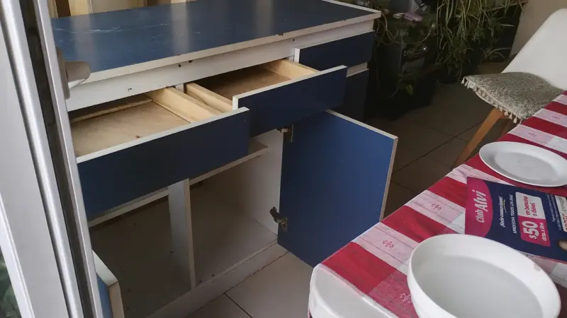 Mueble de cocina con cajones y puertas azul - 2