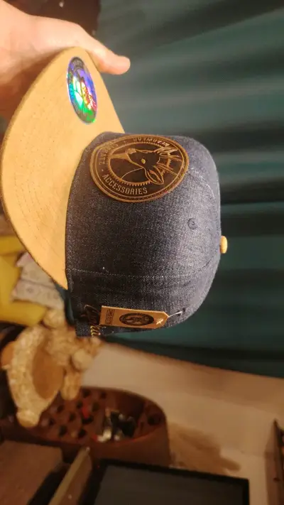 Gorra de mezclilla con visera beige y logo bordado - miniatura 1